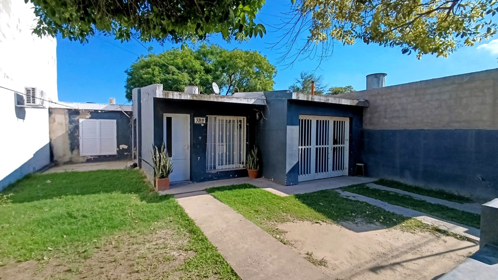 SE VENDE CASA EN ARROYITO