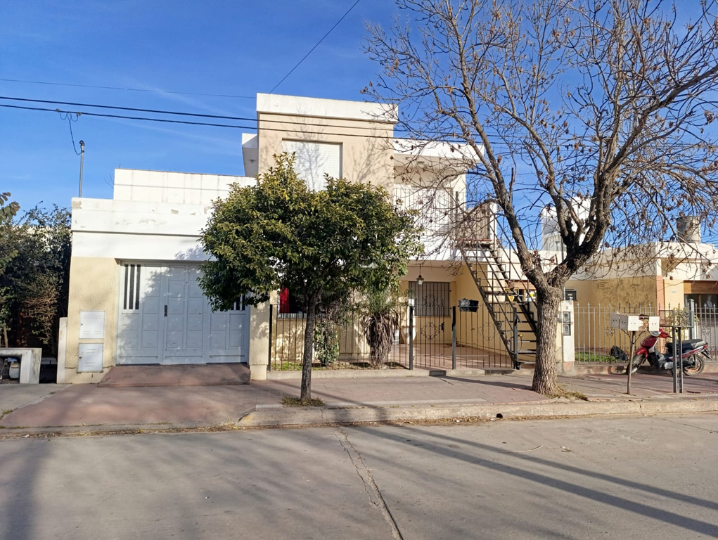 SE VENDE CASA + DEPARTAMENTO EN ARROYITO