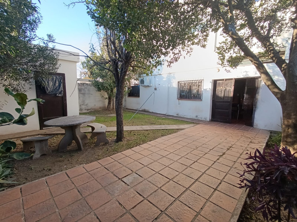 SE VENDE CASA + DEPARTAMENTO EN ARROYITO