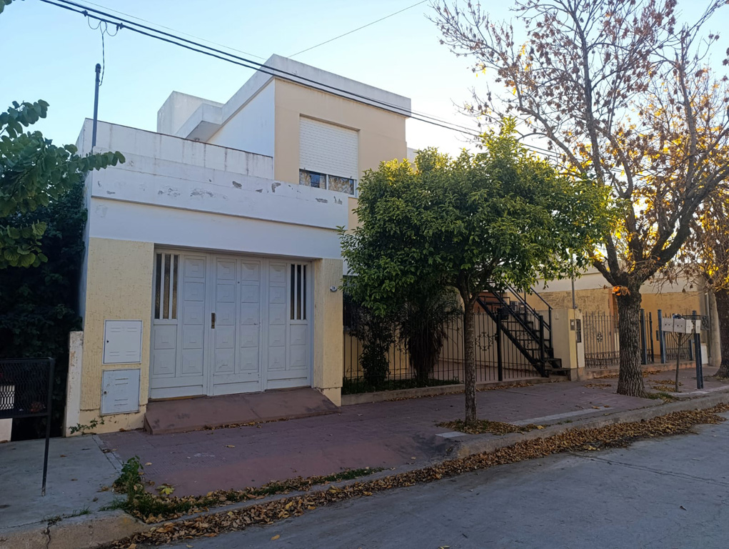 SE VENDE CASA + DEPARTAMENTO EN ARROYITO