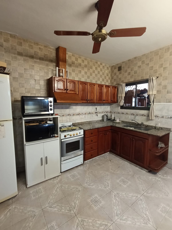 SE VENDE CASA + DEPARTAMENTO EN ARROYITO