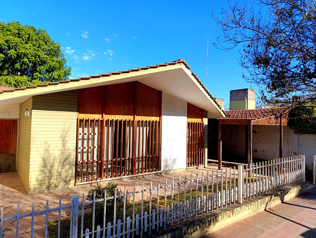 SE VENDE CASA PARA RECICLAR EN ARROYITO