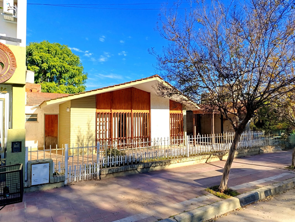 SE VENDE CASA PARA RECICLAR EN ARROYITO