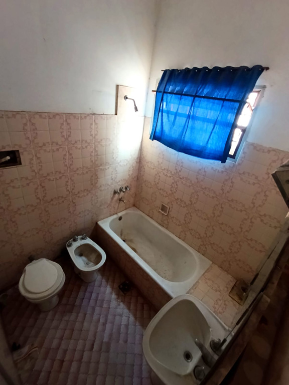 SE VENDE CASA PARA RECICLAR EN ARROYITO