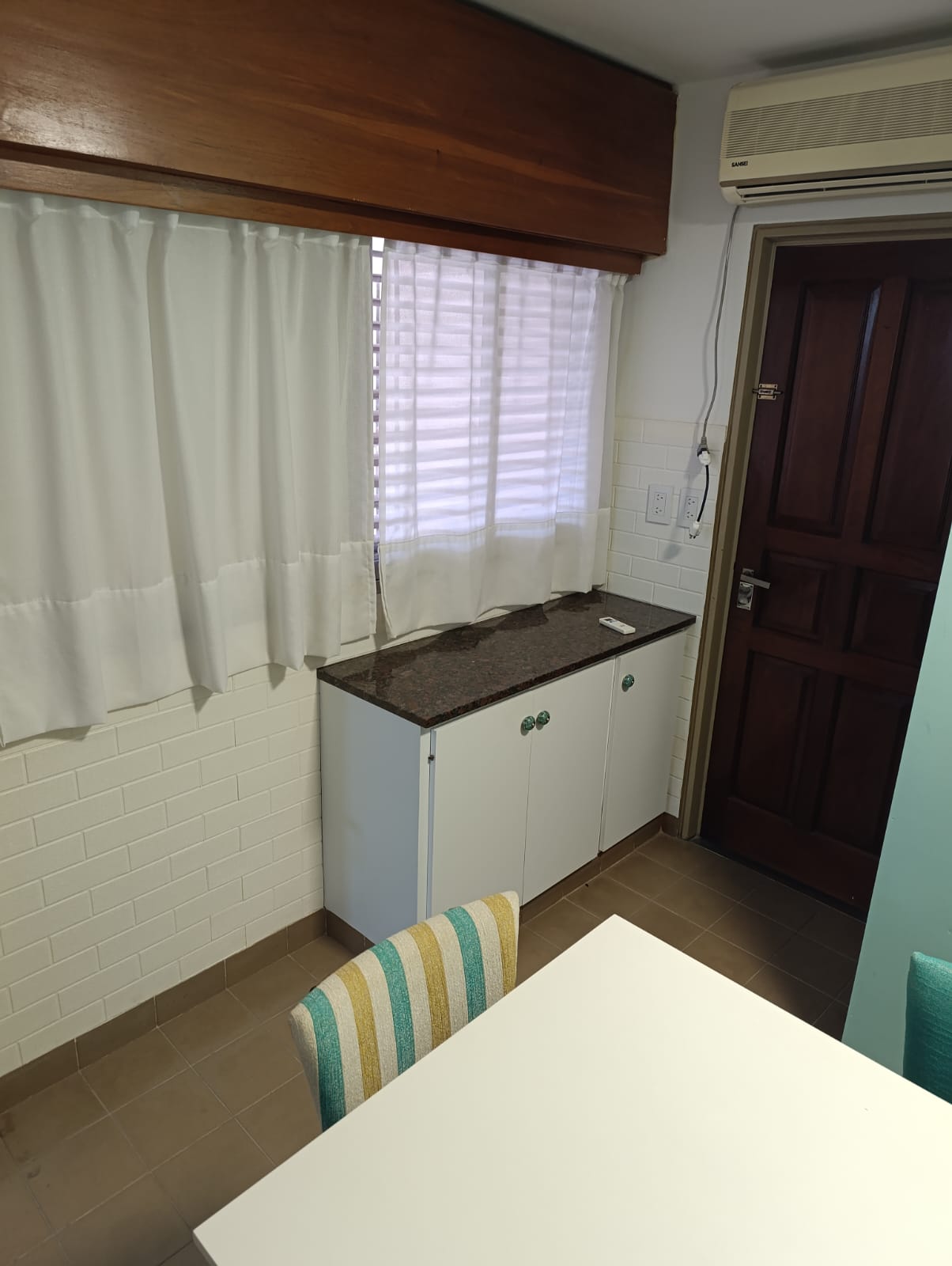 SE VENDE CASA + LOCAL COMERCIAL EN ARROYITO (ZONA CENTRO)