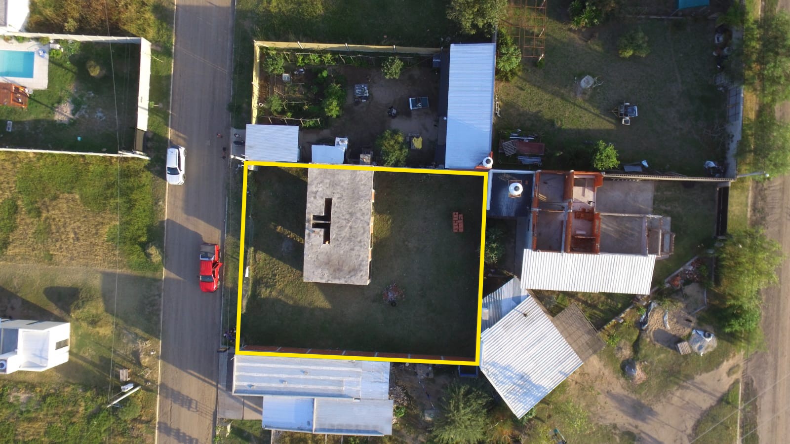 SE VENDE TERRENO CON CONSTRUCCION A TERMINAR - EL TIO
