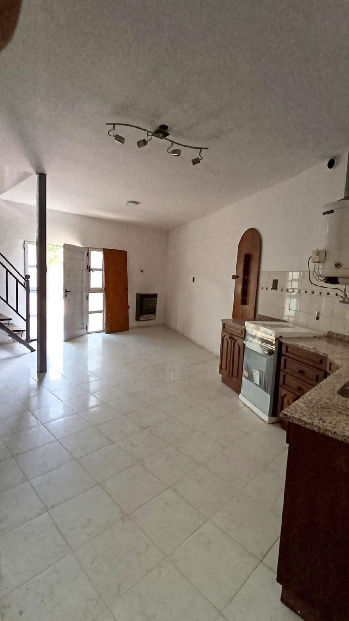 SE VENDE DEPARTAMENTO DOS PISOS EN ARROYITO