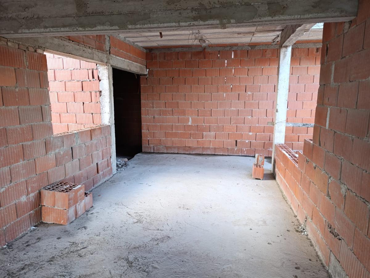 SE VENDE EDIFICIO A TERMINAR EN ARROYITO