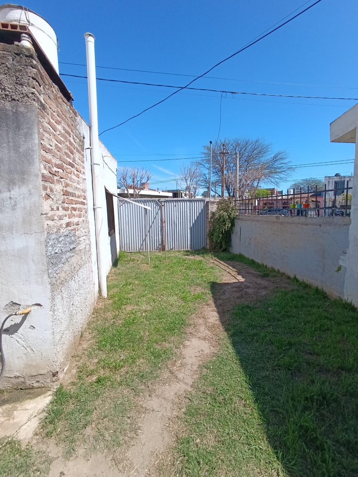 CASA A RECICLAR + TERRENO 499M2  EN VENTA - ZONA NORTE