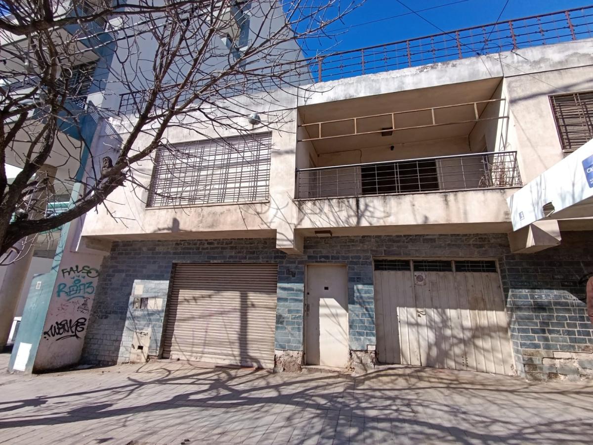 SE VENDE CASA DOS PISOS + LOCAL COMERCIAL EN CORDOBA CAPITAL