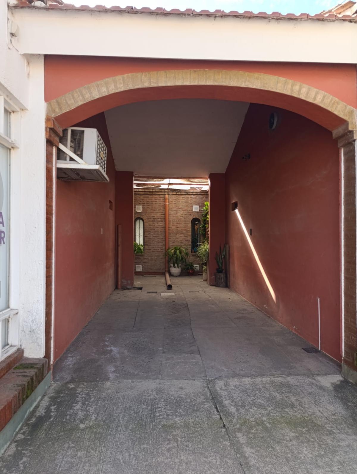 SE VENDE 2 LOCALES COMERCIALES Y 2 DEPARTAMENTOS EN ARROYITO (ZONA CENTRO)