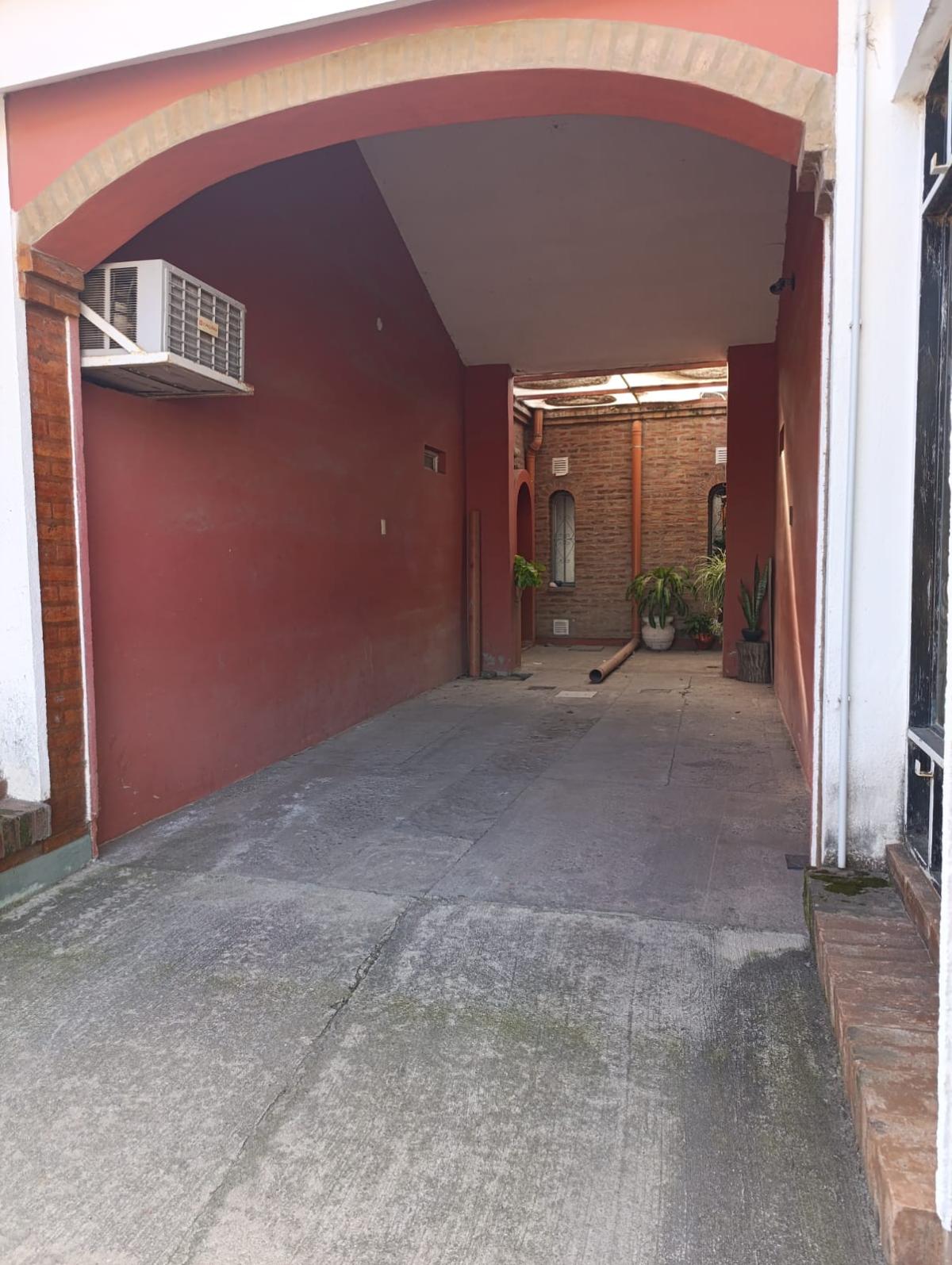 SE VENDE 2 LOCALES COMERCIALES Y 2 DEPARTAMENTOS EN ARROYITO (ZONA CENTRO)