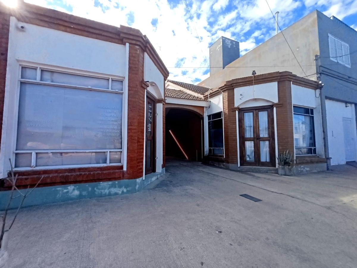 SE VENDE 2 LOCALES COMERCIALES Y 2 DEPARTAMENTOS EN ARROYITO (ZONA CENTRO)