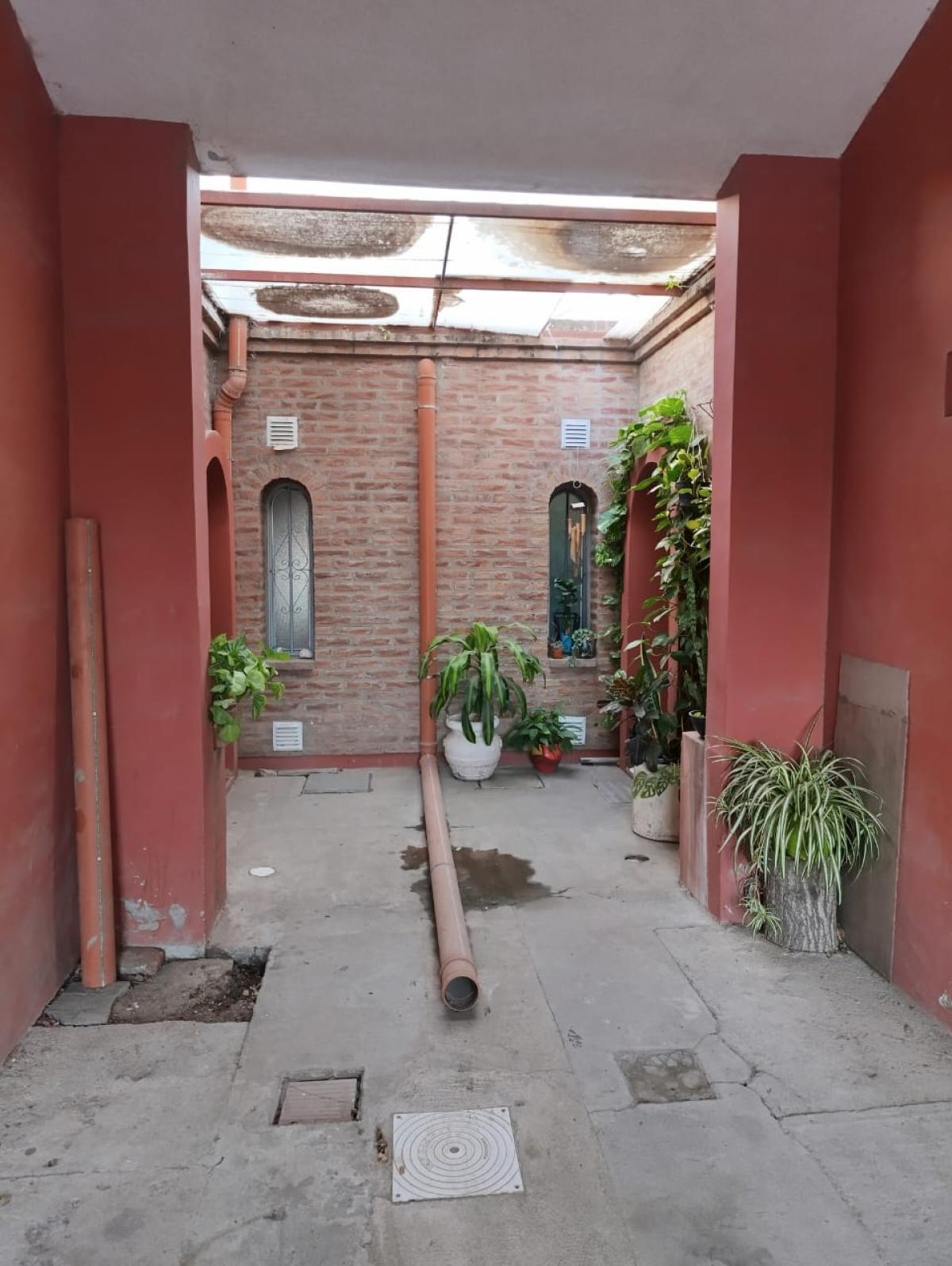 SE VENDE 2 LOCALES COMERCIALES Y 2 DEPARTAMENTOS EN ARROYITO (ZONA CENTRO)
