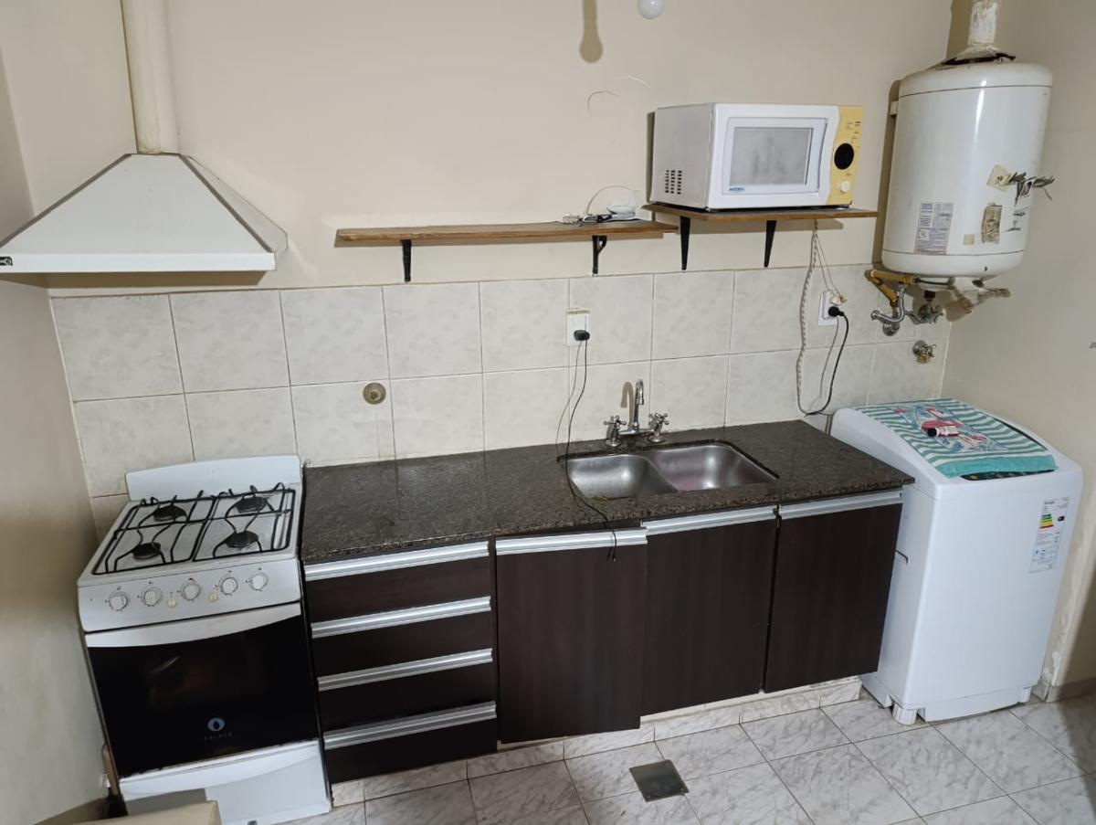 SE VENDE 2 LOCALES COMERCIALES Y 2 DEPARTAMENTOS EN ARROYITO (ZONA CENTRO)