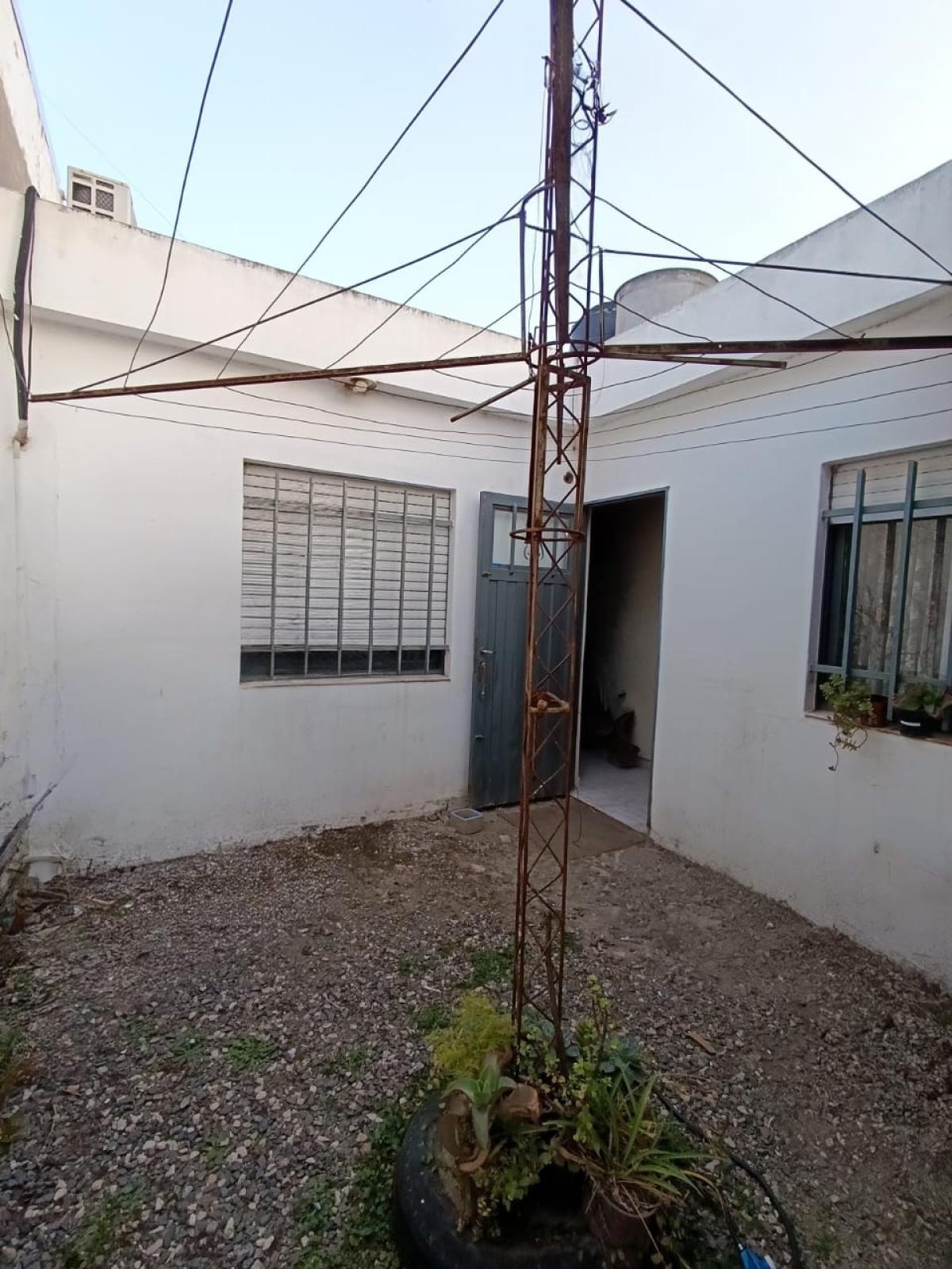 SE VENDE 2 LOCALES COMERCIALES Y 2 DEPARTAMENTOS EN ARROYITO (ZONA CENTRO)