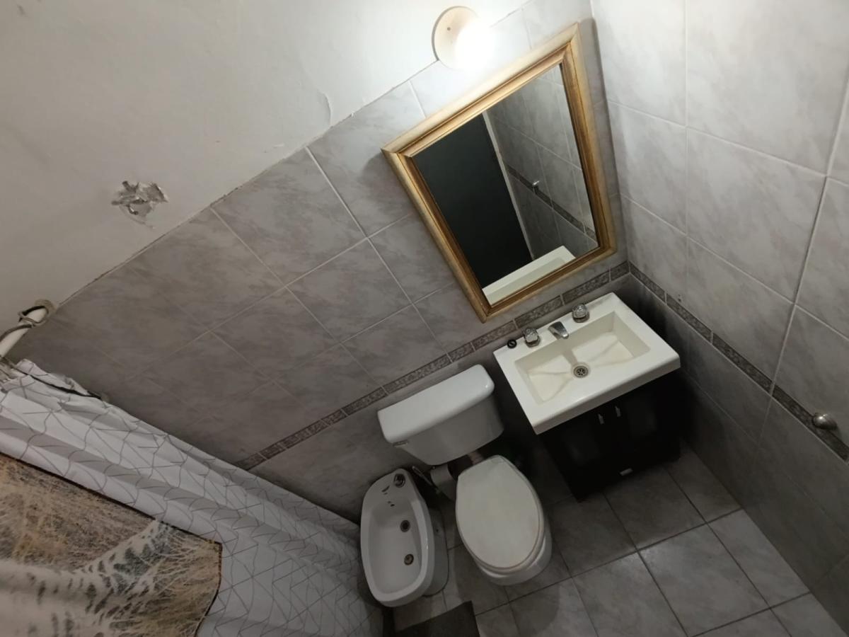 SE VENDE 2 LOCALES COMERCIALES Y 2 DEPARTAMENTOS EN ARROYITO (ZONA CENTRO)