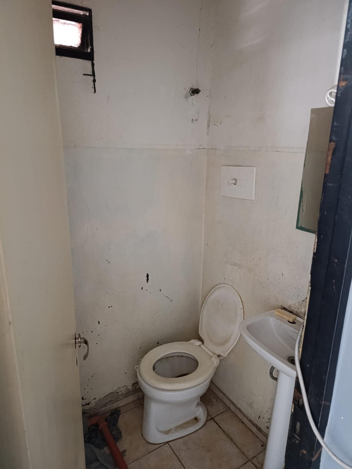 SE VENDE 2 LOCALES COMERCIALES Y 2 DEPARTAMENTOS EN ARROYITO (ZONA CENTRO)