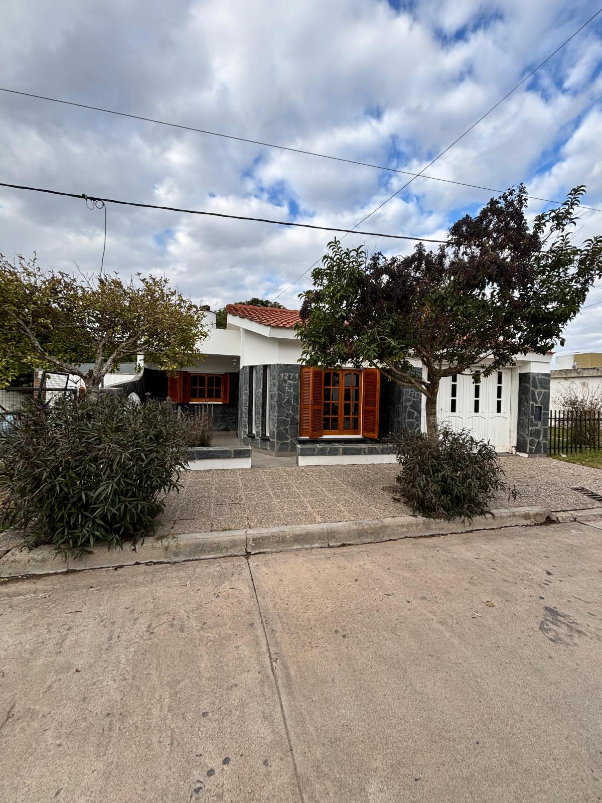 SE VENDE CASA EN ARROYITO