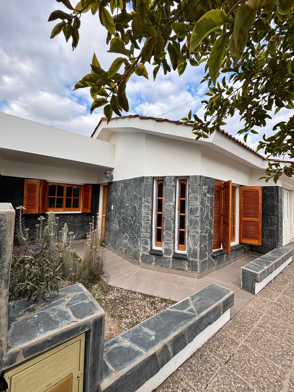 SE VENDE CASA EN ARROYITO